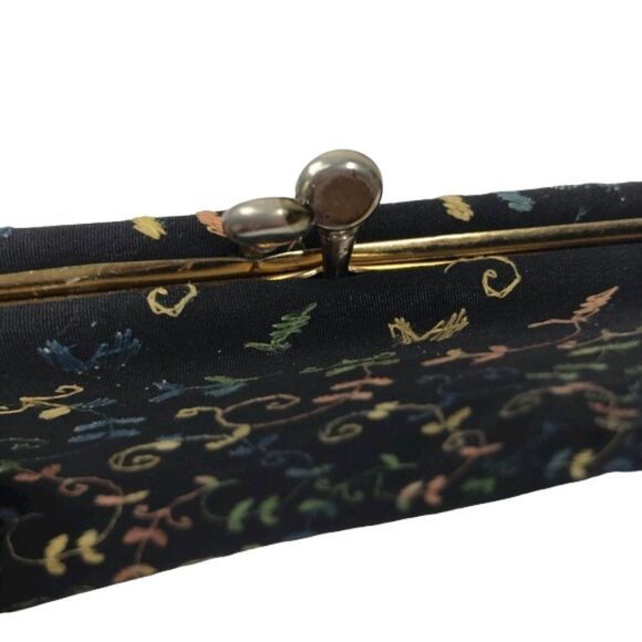 Vintage Black Embroidered Evening Clutch Purse with Kiss Lock Fastener - Picture 2 of 7
